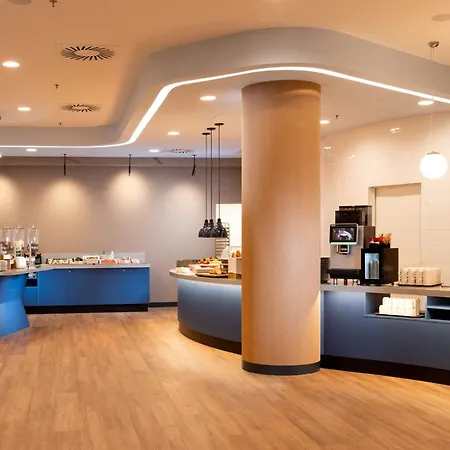 Отель Hampton By Hilton Centre