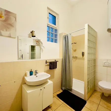 Apartment Large Peaceful 1br In - Yellow House Budapest