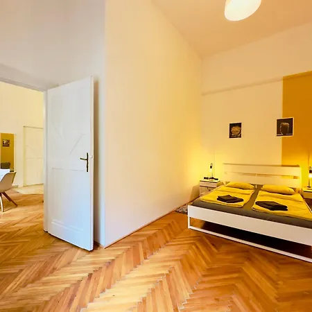 Apartment Large Peaceful 1br In - Yellow House