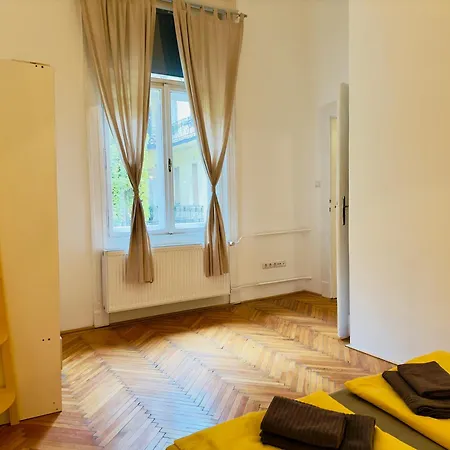 Apartment Large Peaceful 1br In - Yellow House *