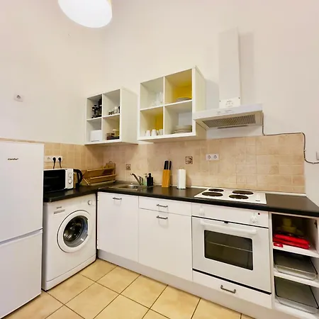 Apartment Large Peaceful 1br In - Yellow House Budapest