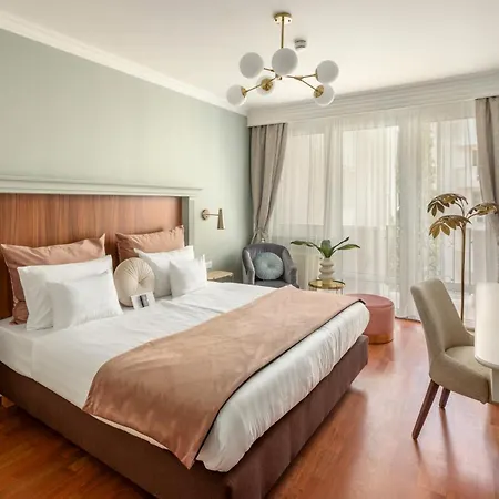 Queen's Court & 5*