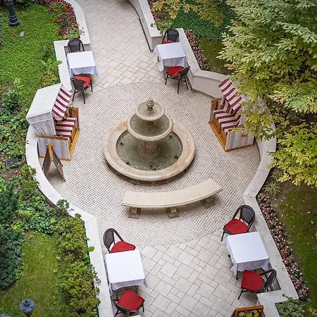 Queen's Court & Otel 5*