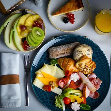 Queen's Court & Otel 5*