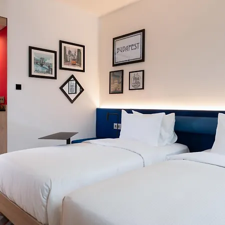 Отель Hampton By Hilton Centre 3*