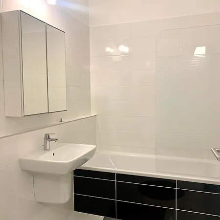 Westside - Modern & Peaceful - Free Garage! Apartment *