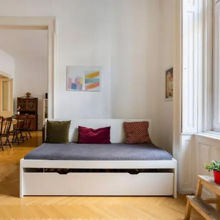 Bourgeois Elegance In The Heart Of Apartment