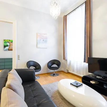 Luxury With Spacious Livingroom At Opera House Apartment *