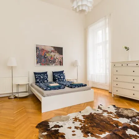 Broadway Apartment *