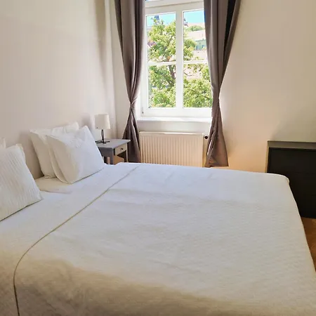 Halasz 2-bedroom Near Castle, Free Public Parking Nearby Apartment *