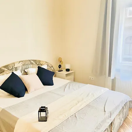 Hogyes Endre Apartment *