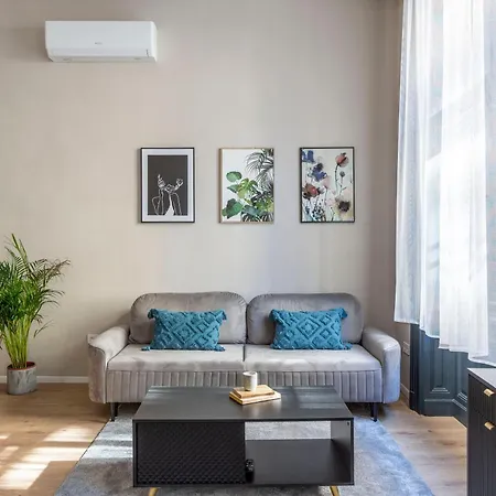 Apartment Luxurious & Spacious In The Kertesz Street Budapest