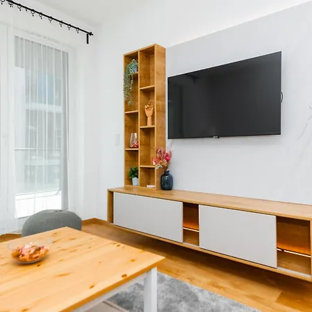 Apartment Waterfront By Urbanrent *