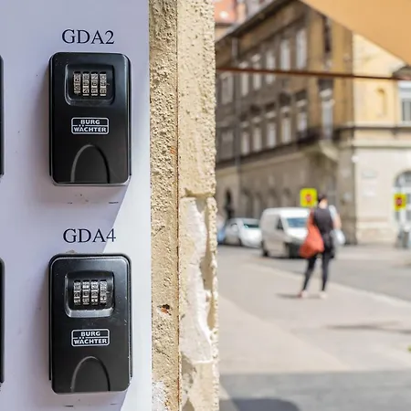 Glam Downtown * Budapest
