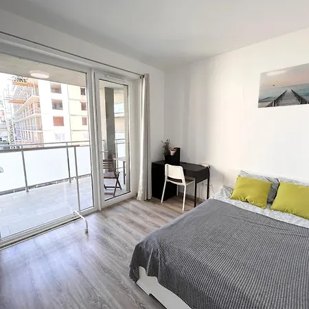 Apartament New 2022 Family&friends Downtown Ac 3br 2ba Free Parking Big Balcony Near Metro&train Station Self Check-in *