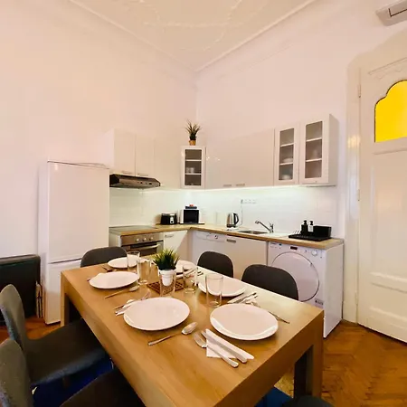 Huge Family Friendly 2br Downtown - Deco House Apartment *