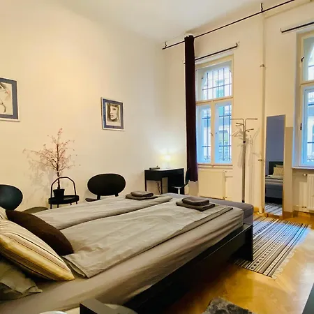 Huge Family Friendly 2br Downtown - Deco House Apartment *