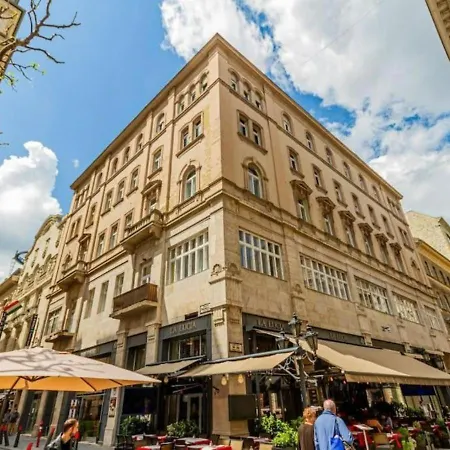 Luxury By The Famous Vaci Street דירה
