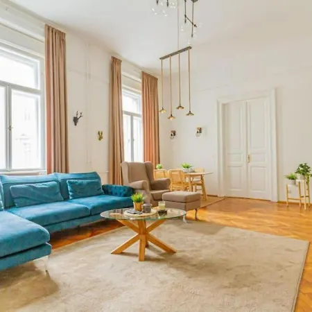 Luxury By The Famous Vaci Street * בודפשט