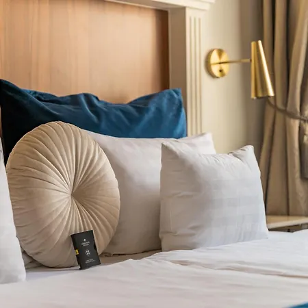 Otel Queen's Court & 5*