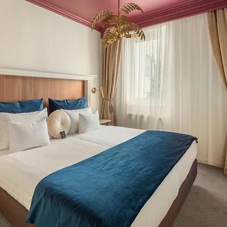 Queen's Court & 5* Budapeşte