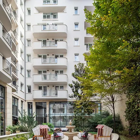 Queen's Court & Otel 5*