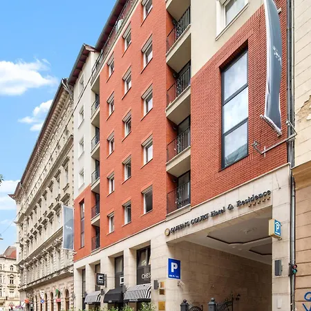 Queen's Court & Otel