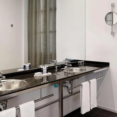 Park Plaza 4*