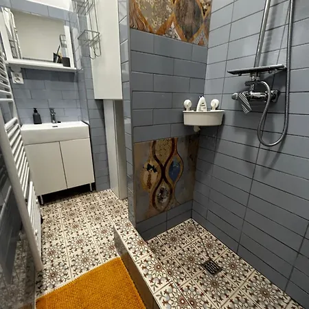 Margaret & Violet - Peaceful Downtown Apartment *