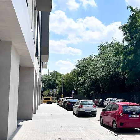 Downtown Family Haven: Modern 3br With Balcony And Parking