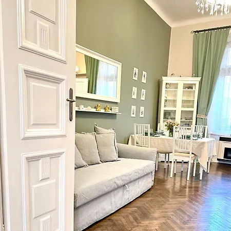 The Spot With Chair - Cozy Space Near Danube Apartment