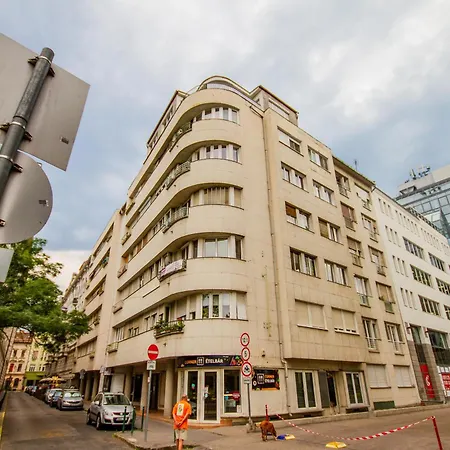 Anthony's With Balcony In Downtown Apartament