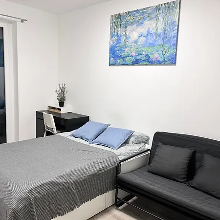 Apartment Downtown Family Haven: Modern 3br With Balcony And Parking