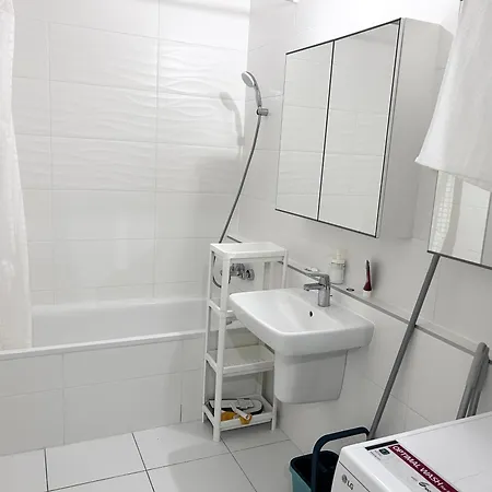 Apartment Downtown Family Haven: Modern 3br With Balcony And Parking *