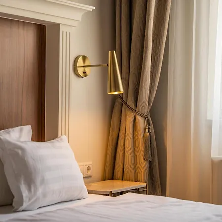 Otel Queen's Court & 5*