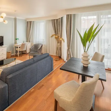 Queen's Court & 5*