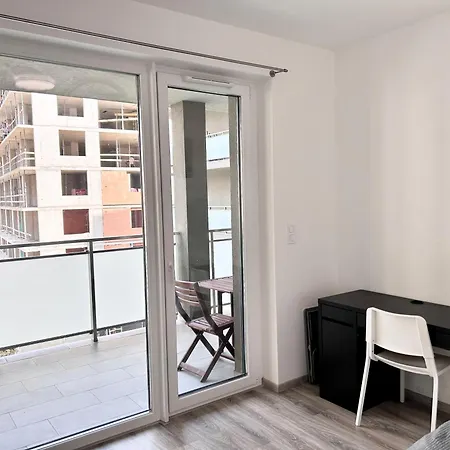 Downtown Family Haven: Modern 3br With Balcony And Parking Apartment