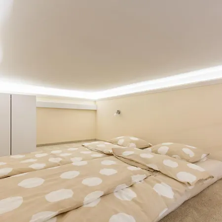 Mezzanine - Air Conditioned Appartamento