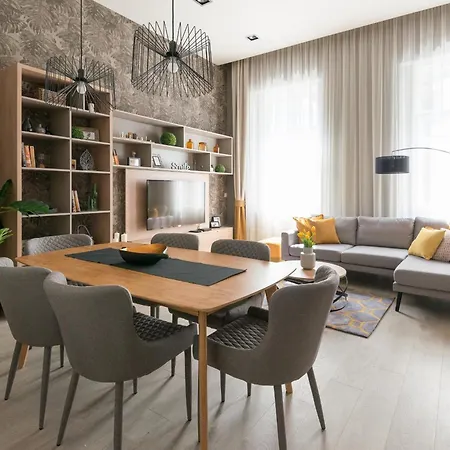 Central Deluxe Apartment *