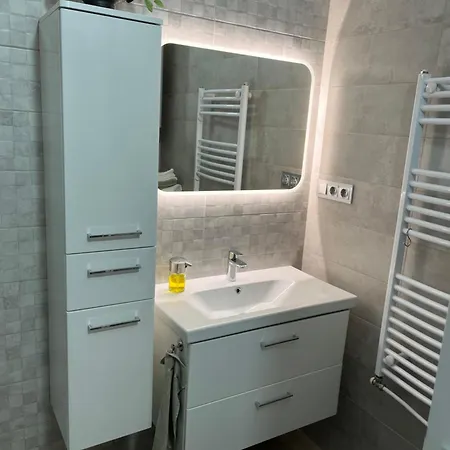 Ildiko's 2 Bedroom Cosy Apartment *