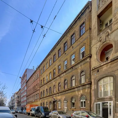White & Gold Budapešť