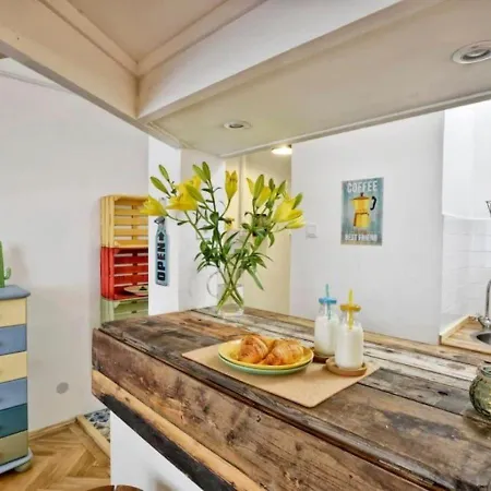 Apartment Charming With Bistro Kitchen