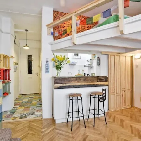 Charming With Bistro Kitchen Apartment *