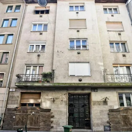 Charming With Bistro Kitchen Apartment *