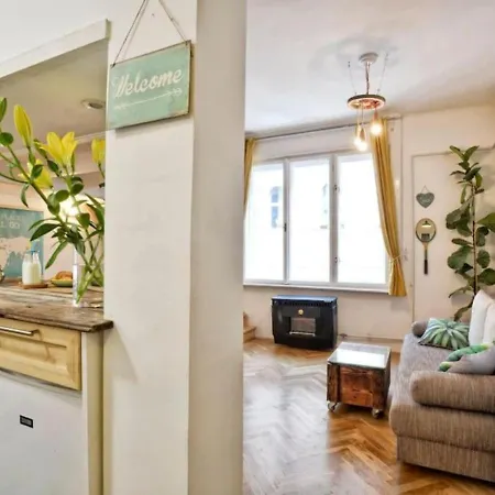 Apartment Charming With Bistro Kitchen