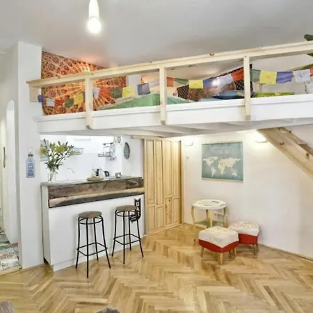 Charming With Bistro Kitchen Apartment Budapest