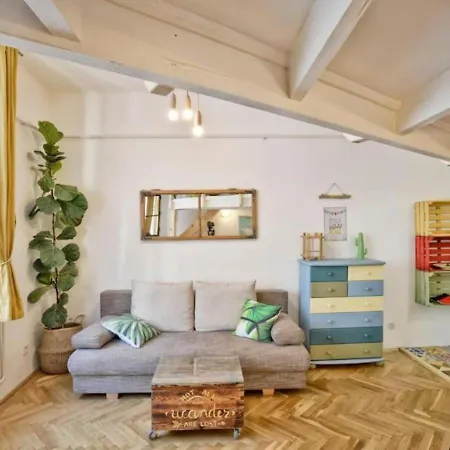 Charming With Bistro Kitchen Apartment *