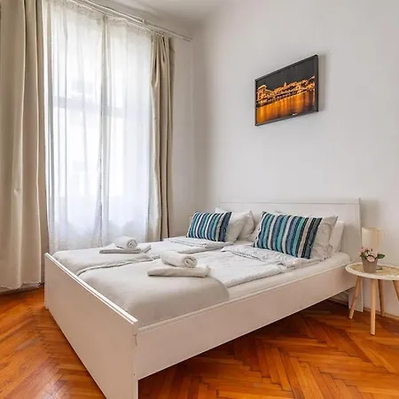 Apartment Peace Oasis In The Pulsing Budapest