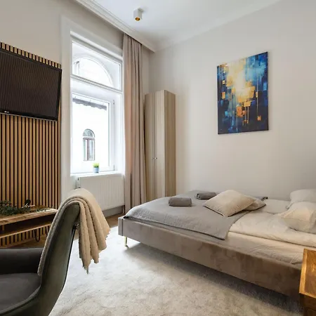 Sleek Downtown Living Apartment *