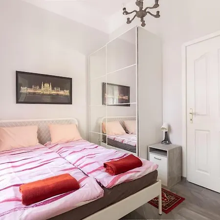 Kz10e Paola On Kazinczy Utca Apartment Budapest